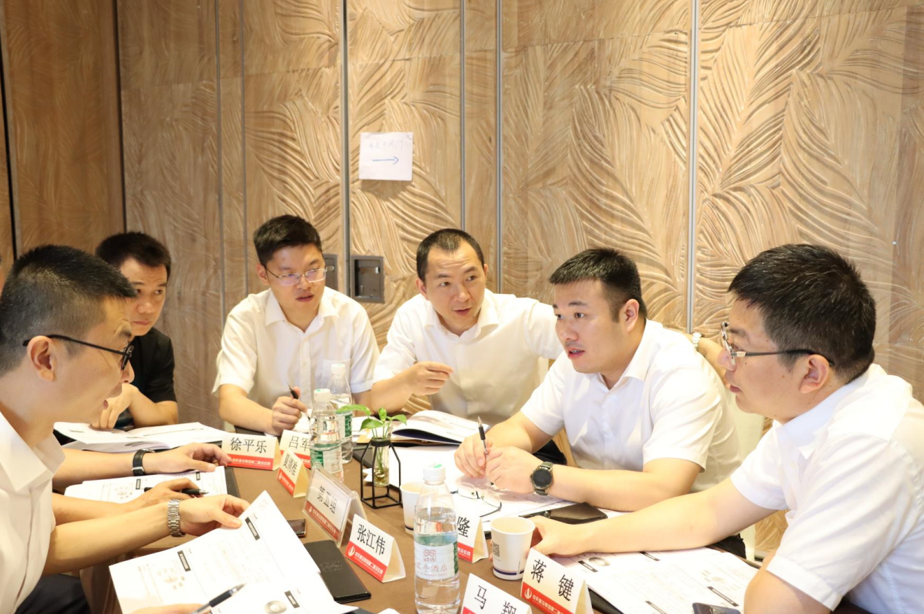 2021年6月25日-26日，yth2206游艇会官方网站二建组织开展了2021年中高层主管执行力培训。本次培训特邀清华、北大、上海交大总裁班讲师，中国企业家协会特聘高级讲师许晋老师进行授课。
