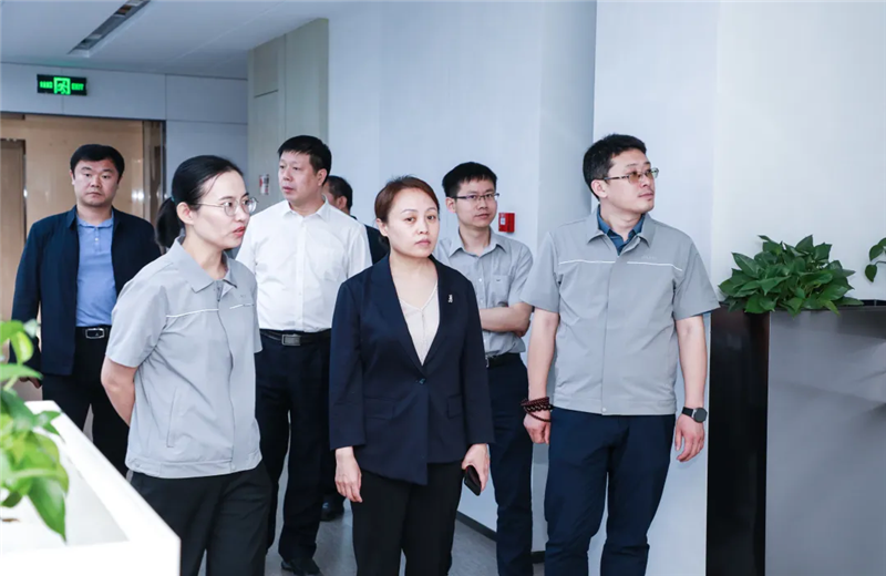 2023年5月15日，河北建材职业技术学院党委书记张明莉一行到yth2206游艇会官方网站北京集团进行校企合作交流。